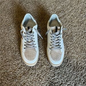 ShuShop White and Tan Low-Top Sneakers Minimalist Design